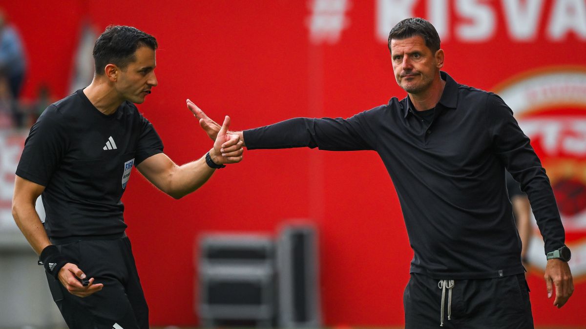 Csonka Bence játékvezető (b) és Borbély Balázs, az ETO vezetőedzője a Kisvárda Master Good - ETO FC mérkőzésen.