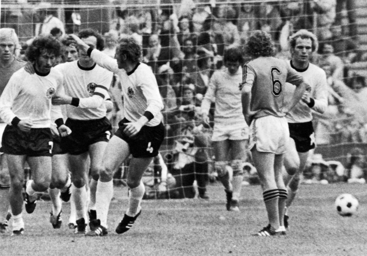 Franz Beckenbauer and Hans-Georg Schwarzenbeck and West german players jubilate at left, after Paul Breitner, scored 1-1 on penalty kick at World cup soccer final "West Germany - Holland" at Olympic Stadium in Munich on July 07, 1974. (Photo by AFP)