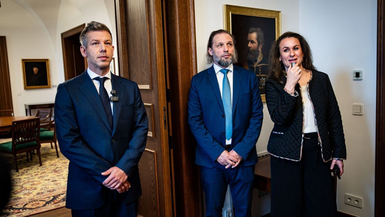 Borítókép: Magyar Péter a karmelita kolostor sajtónyilvános bejárásán (Fotó: Ladóczki Balázs)