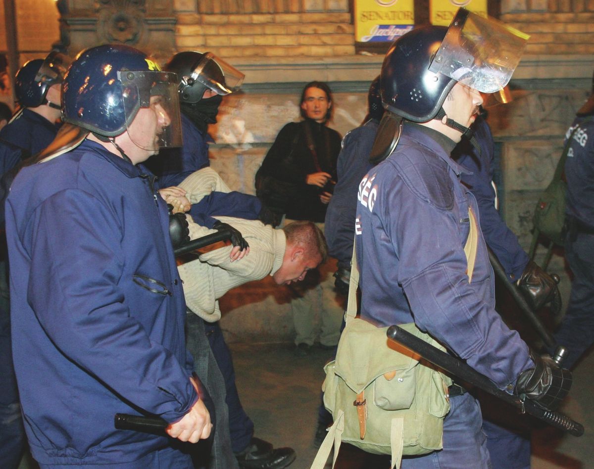20060920 Budapest
Kormányellenes tüntetés a belvárosban
Miután nyilvánosságra került Gyurcsány Ferenc miniszterelnök őszödi beszédének hangfelvétele, tüntetések kezdődtek Budapesten, ahol követelték Gyurcsány Ferenc azonnali távozását.
Fotó: MW Archívum Népszabadság
A képen: a tüntetők összecsapnak a rendőrökkel a belvárosban
rohamrendőrök
kiemelés intézkedés begyűjtés előállítás tüntetők begyűjtése