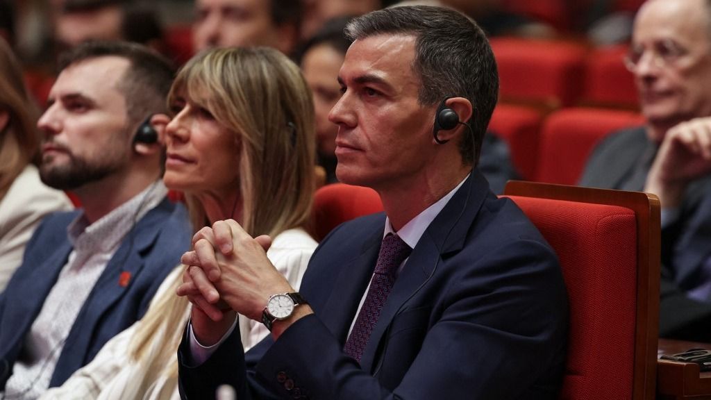 Sánchez feleségét, Begona Gómezt a múlt hónapban sikkasztással és hivatali visszaéléssel vádolták meg