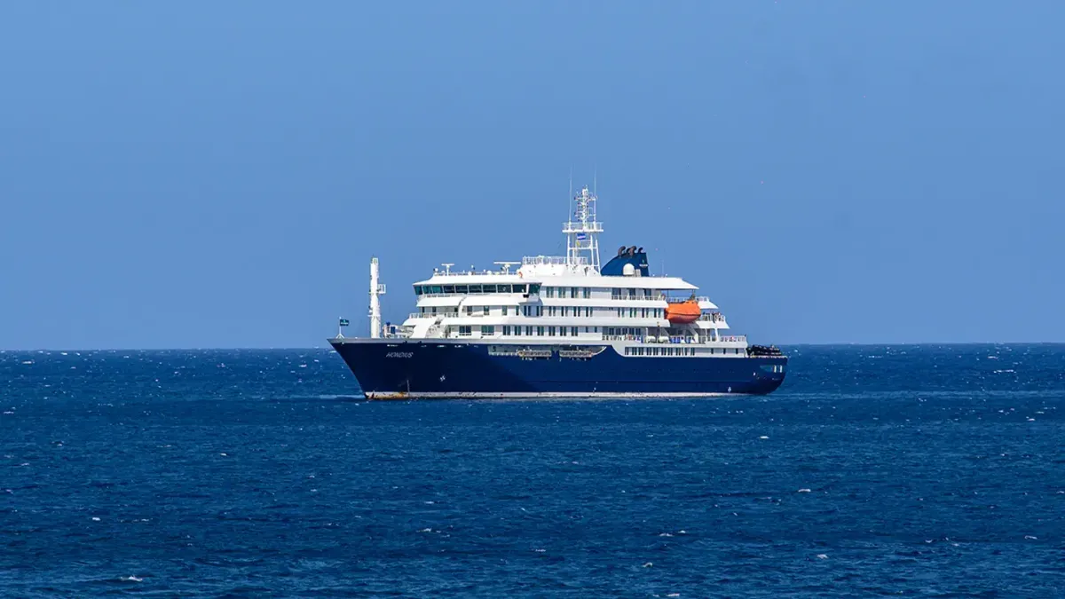 Az MV Hondius óceánjáró partra szállt Praia kikötőjében, a Zöld-foki-szigeteken