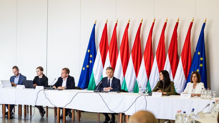 Ópusztaszer, 2026. május 13.

A Tisza-kormány első, kihelyezett ülése az Ópusztaszeri Nemzeti Történeti Emlékparkban 2026. május 13-án. Szemben középen Magyar Péter miniszterelnök.