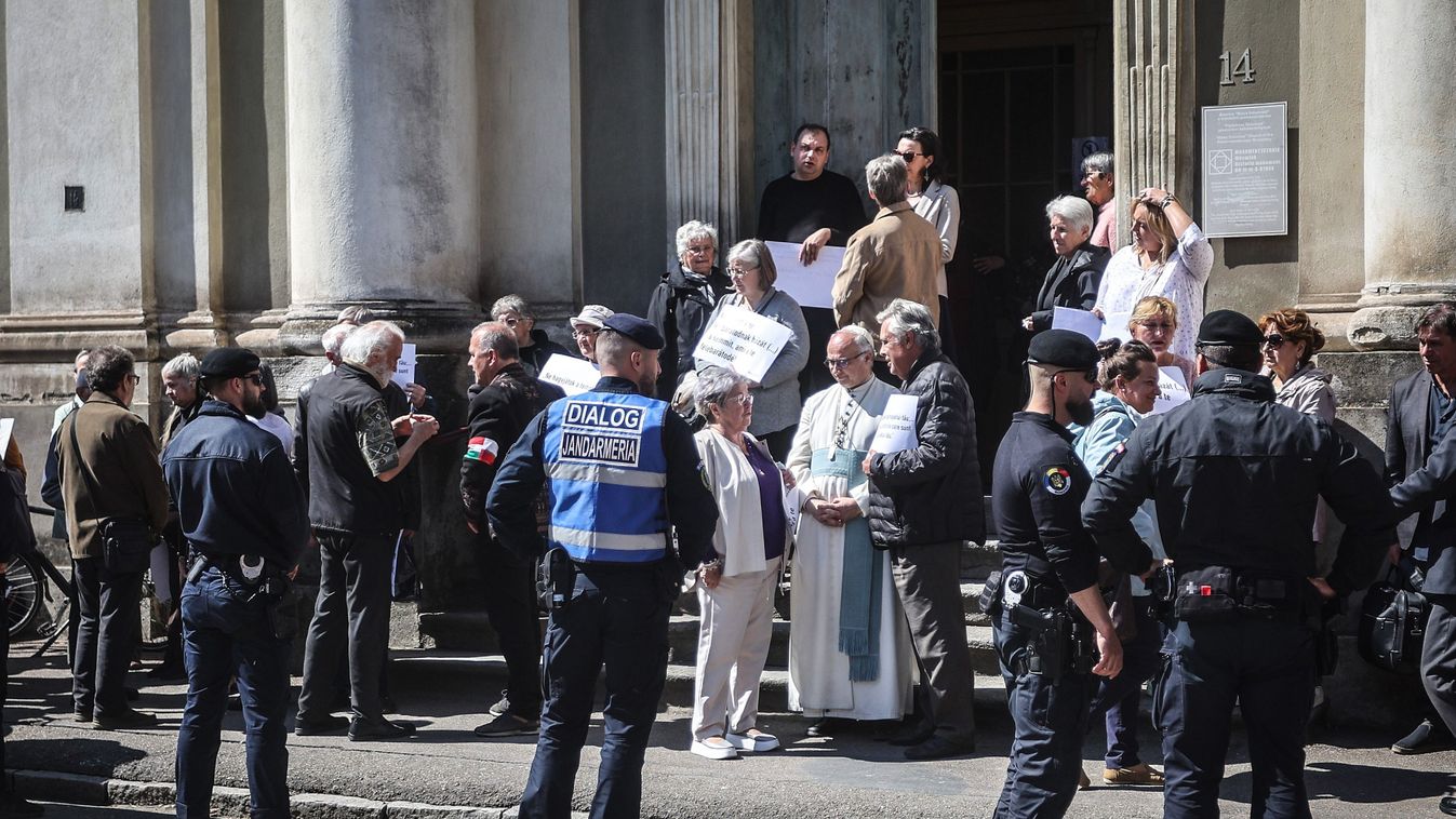 20260514 romania nagyvarad fejes rudolf anzelm premontrei prepost prelatus atyat a roman rendorseg kilakoltatassal fenyegeti havran zoltan magyar nemzet

Harmadjára is megakadályozták a nagyváradi premontrei apát kilakoltatását a hívek

Havran Zoltán
