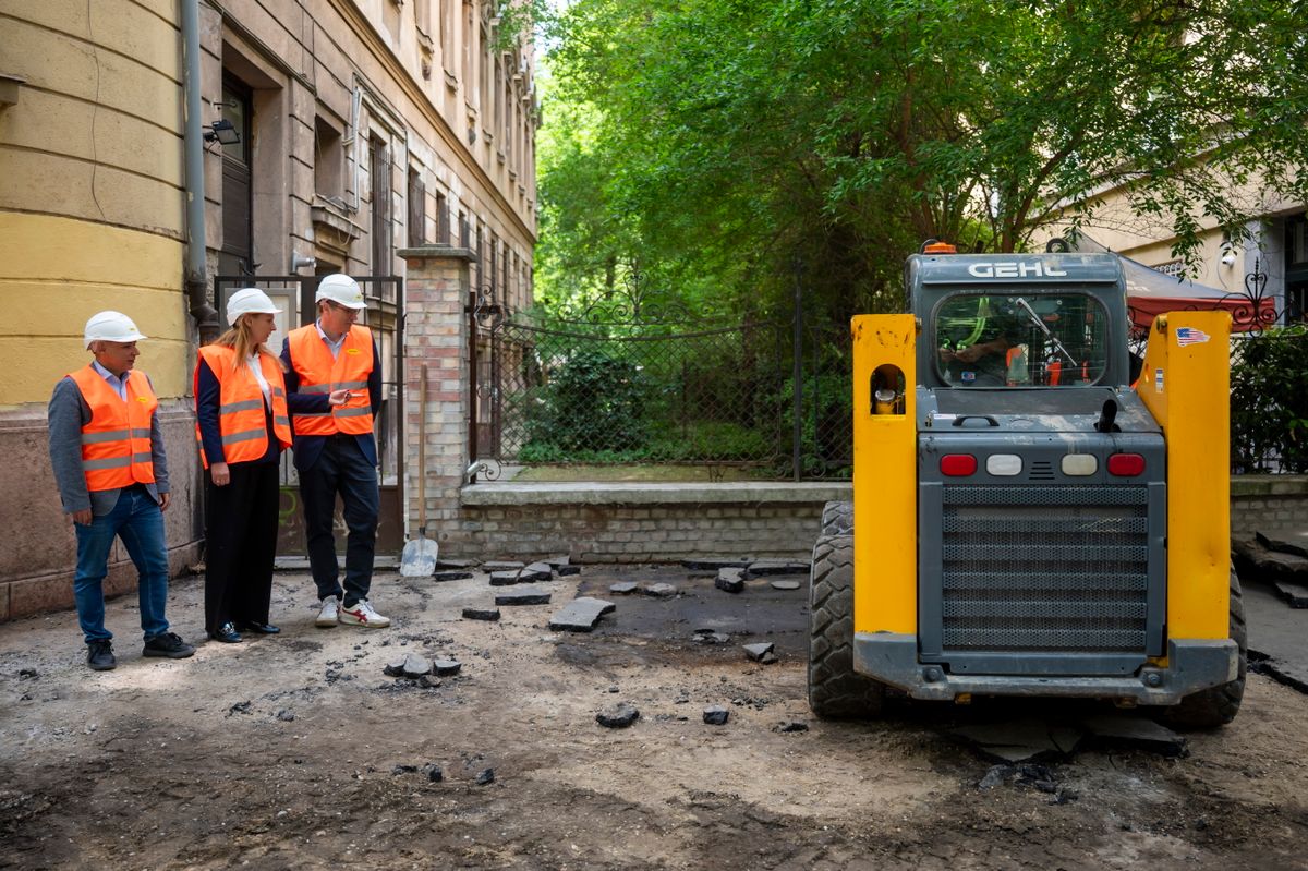 Budapest, 2026. május 15.
Bodor Ádám, a BKK mobilitási vezérigazgató-helyettese, Baranyi Krisztina, Ferencváros polgármestere és Karácsony Gergely főpolgármester (b-j) a Mester utca felújítását ismertető sajtótájékoztatón 2026. május 15-én. A felújítás uniós, fővárosi és kerületi forrásokból valósul meg, együttesen több mint kilencmilliárd forintból. A beruházás keretében többek között további mozgáskorlátozott-parkolót alakítanak ki, két új zebrát létesítenek és négyszeresére növelik a zöldterület méretét.
MTI/Balogh Zoltán