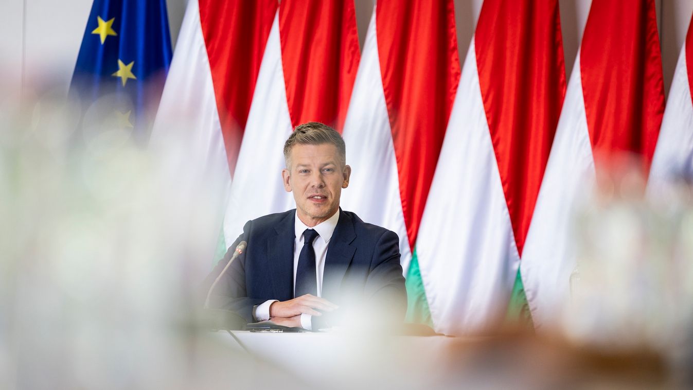 Ópusztaszer, 2026. május 13.

A Tisza-kormány első, kihelyezett ülése az Ópusztaszeri Nemzeti Történeti Emlékparkban 2026. május 13-án. Szemben középen Magyar Péter miniszterelnök.