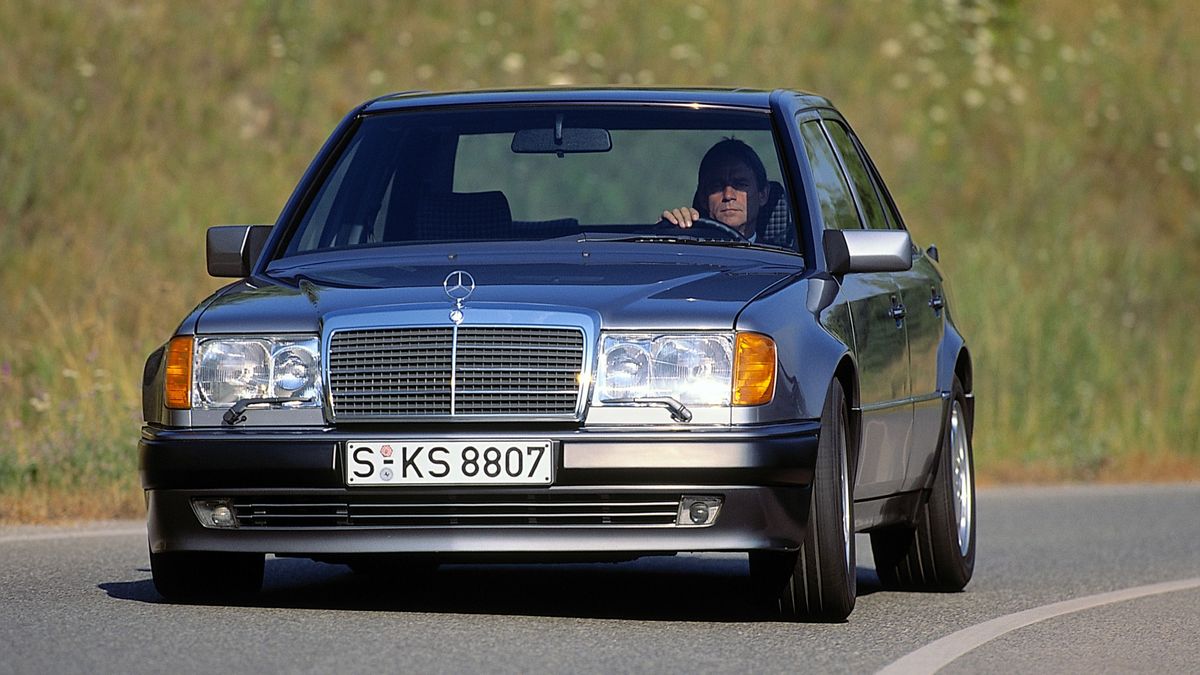 Mercedes-Benz 500 E (Baureihe 124). Das Fahrzeug wird im Oktober 1990 auf dem Autosalon Paris präsentiert und bis Juni 1993 produziert. 

Mercedes-Benz 500 E (124 model series). The vehicle was introduced in October 1990 at the Paris Motor Show and produced until June 1993.