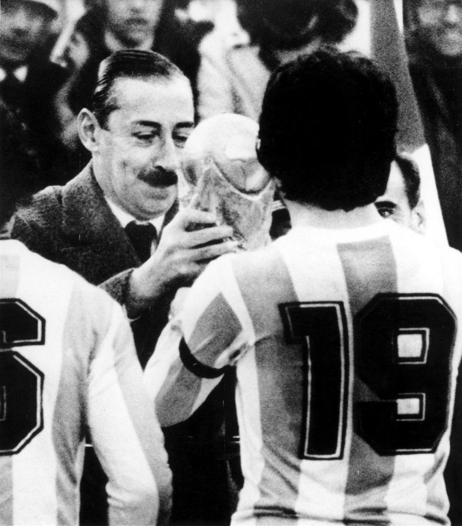 1978-06-25 BUENOS AIRES - World Championships soccer 1978 in Argentina. Finals Argentina - Netherlands 3-1. The president of Argentina Jorge Videla is handing the World Cup to captain Daniel Passarella. ANP PHOTO (Photo by ANP via AFP)