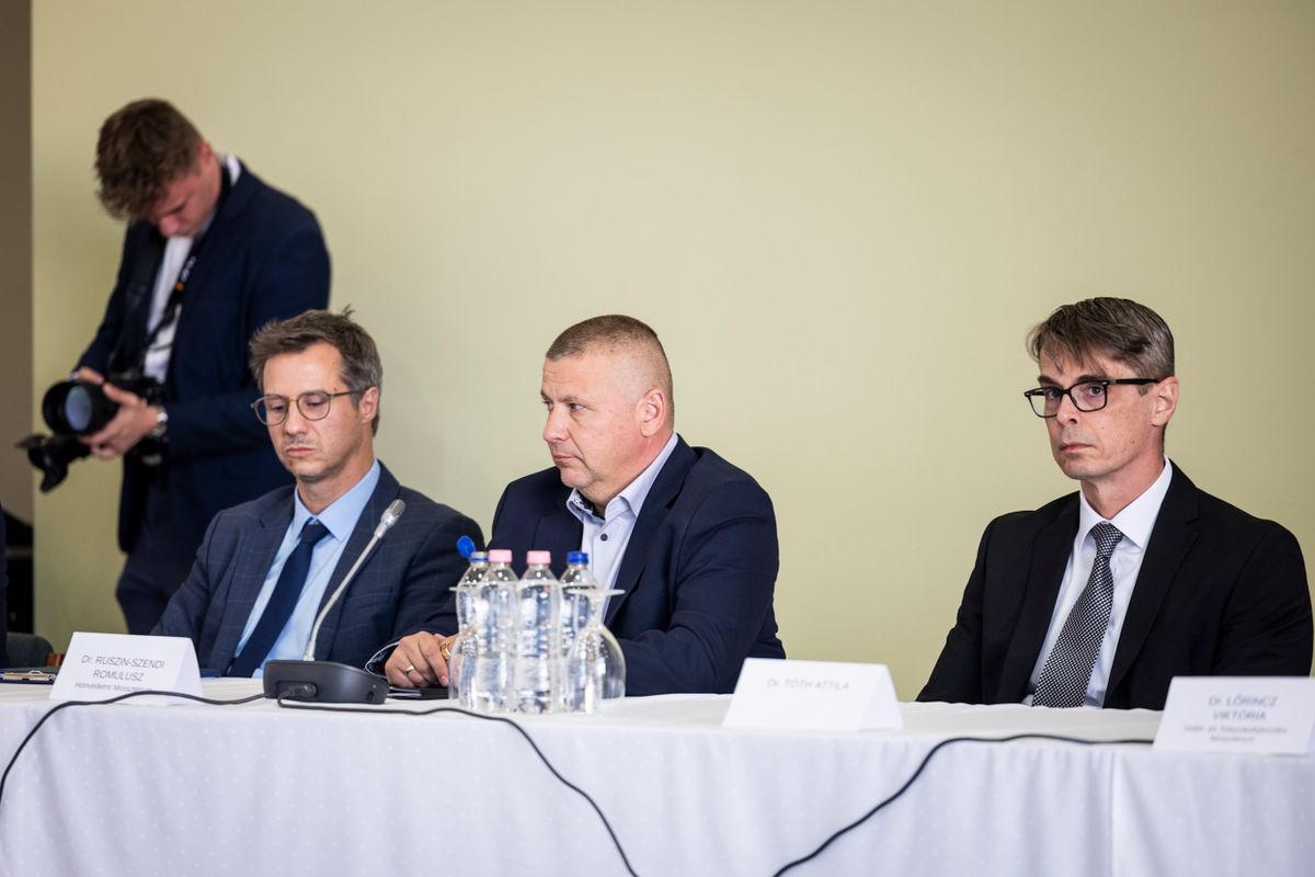 Ópusztaszer, 2026. május 13.

A Tisza-kormány első, kihelyezett ülése az Ópusztaszeri Nemzeti Történeti Emlékparkban 2026. május 13-án. Ruszin Szendi Romulusz