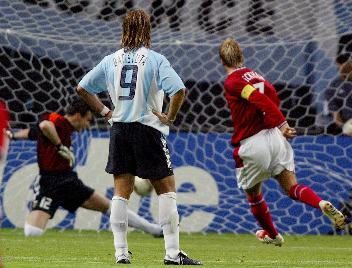 English midfielder David Beckham (R) scores a goal as Argentinian forward Gabriel Batistuta (C) looks on during the Group F first round match Argentina/England of the 2002 FIFA World Cup in Korea and Japan, 07 June 2002 at Sapporo Dome Stadium.   AFP PHOTO DANIEL GARCIA (Photo by DANIEL GARCIA / AFP)