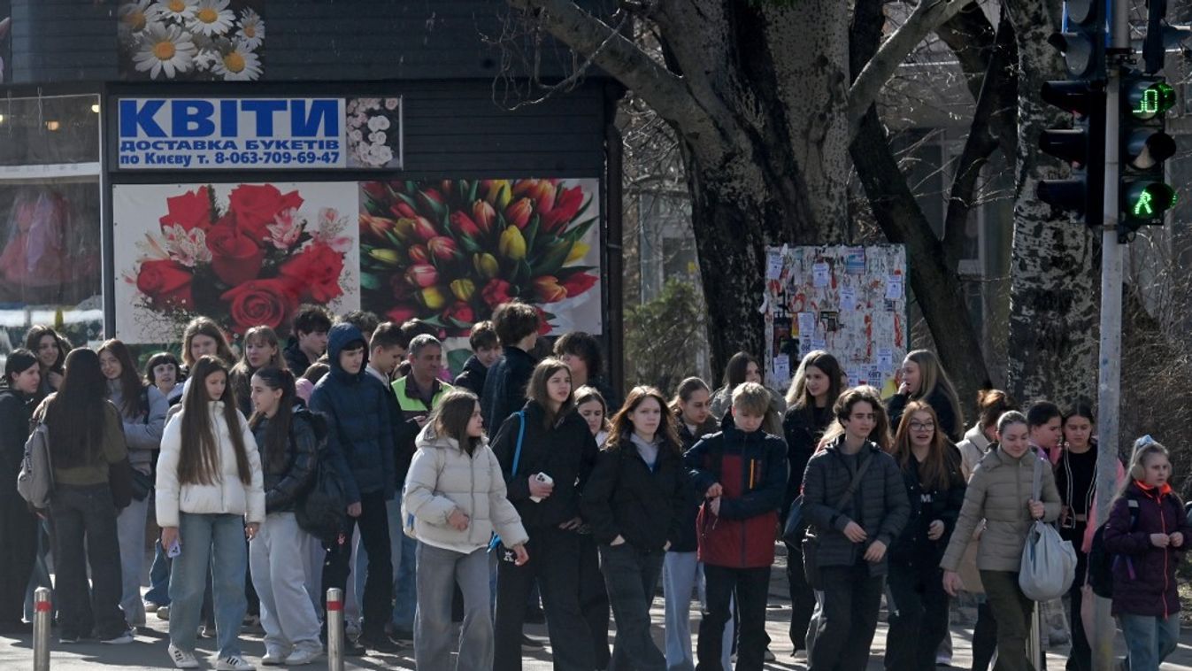 Iskolások sétálnak a metróállomás felé (Fotó: AFP)