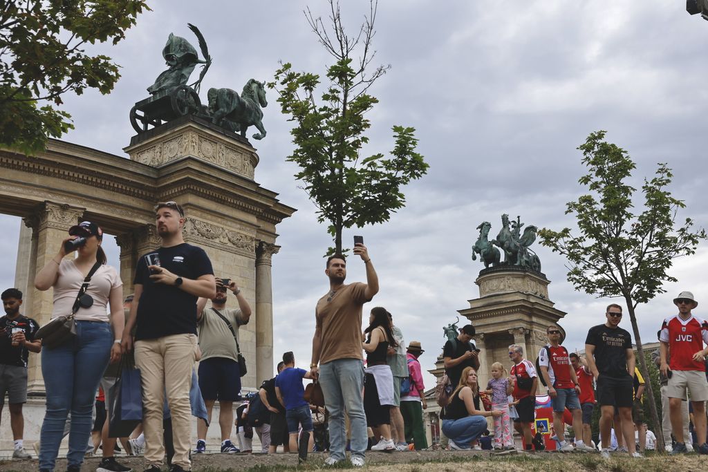 A budapesti BL-döntőre érkezett szurkolók itt éppen a Hősök terén