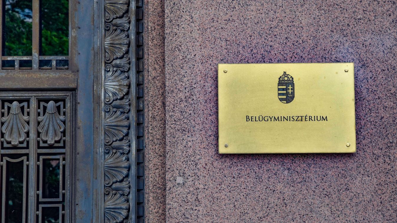 Cégtábla a Belügyminisztérium épületének egyik bejáratánál Fotó: Róka László Forrás: MTVA