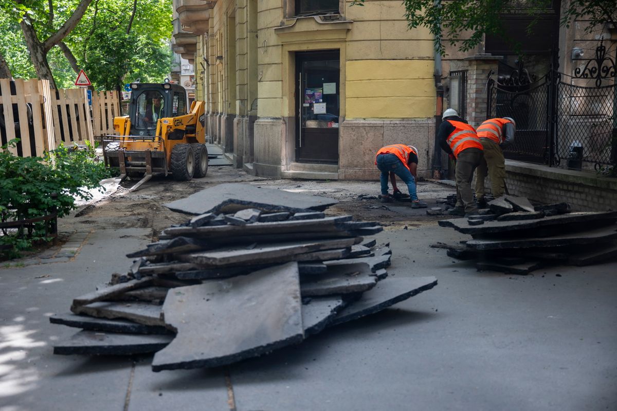 Budapest, 2026. május 15.
A budapesti Mester utca a felújítás megkezdésekor, 2026. május 15-én. A felújítás uniós, fővárosi és kerületi forrásokból valósul meg, együttesen több mint kilencmilliárd forintból. A beruházás keretében többek között további mozgáskorlátozott-parkolót alakítanak ki, két új zebrát létesítenek és négyszeresére növelik a zöldterület méretét.
MTI/Balogh Zoltán