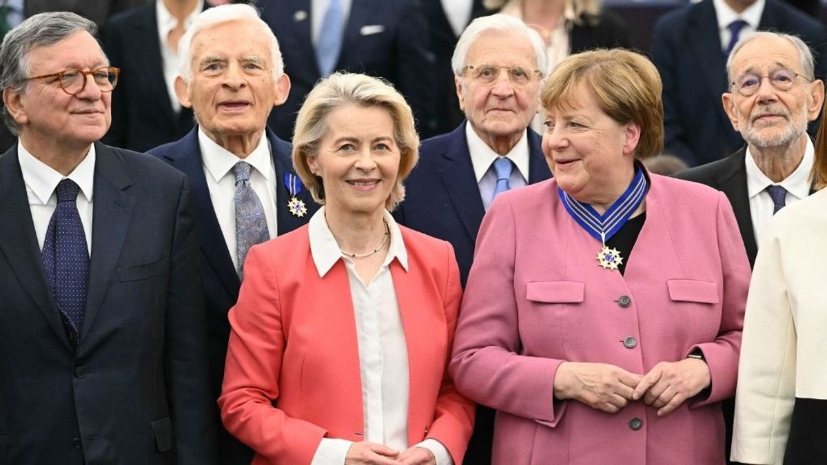 Merkel migránsáradatot zúdított Európára, most kitüntették, de egy kis baki azért becsúszott