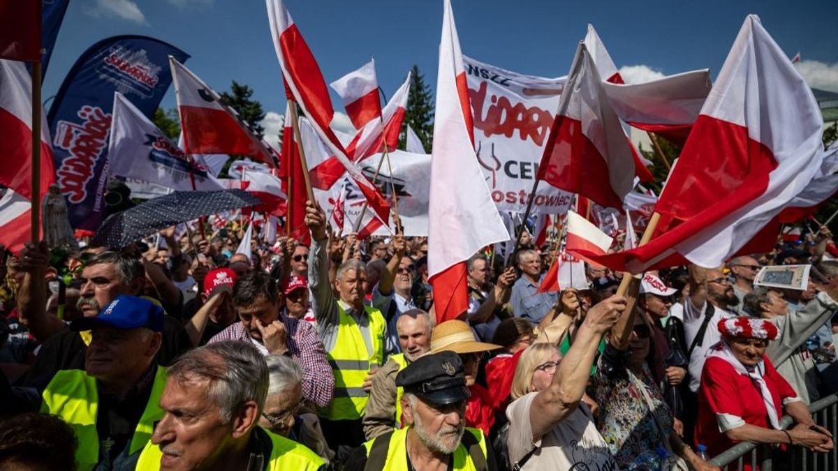 Hatalmas tüntetés Tusk ellen Varsóban, a lengyel miniszterelnök Magyar Péterrel inkább Gdanskba ment + videó