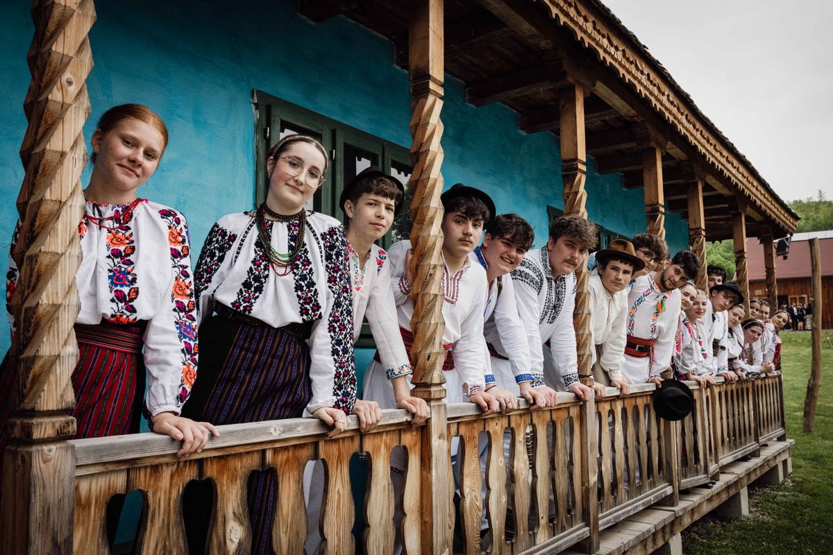 Csángó fiatalok a lábnyiki Magyar Háznál (Fotó: Boncsarovszky Péter)