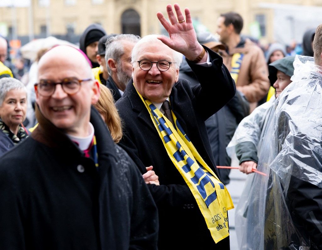 13 May 2026, Bavaria, Würzburg: Federal President Frank-Walter Steinmeier (M) walks through the city and waves after the official opening of the 104th German Katholikentag. Photo: Sven Hoppe/dpa - ATTENTION: Only for editorial use in connection with current reporting and only with full reference to the above credit (Photo by SVEN HOPPE / dpa Picture-Alliance via AFP)