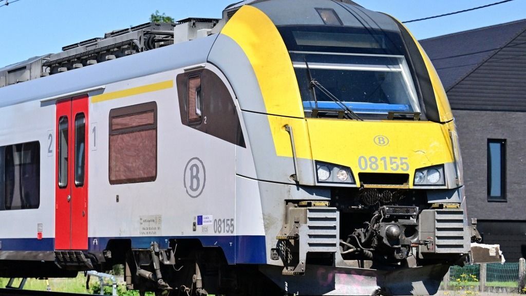Iskolabuszt tartolt le egy személyvonat Belgiumban
