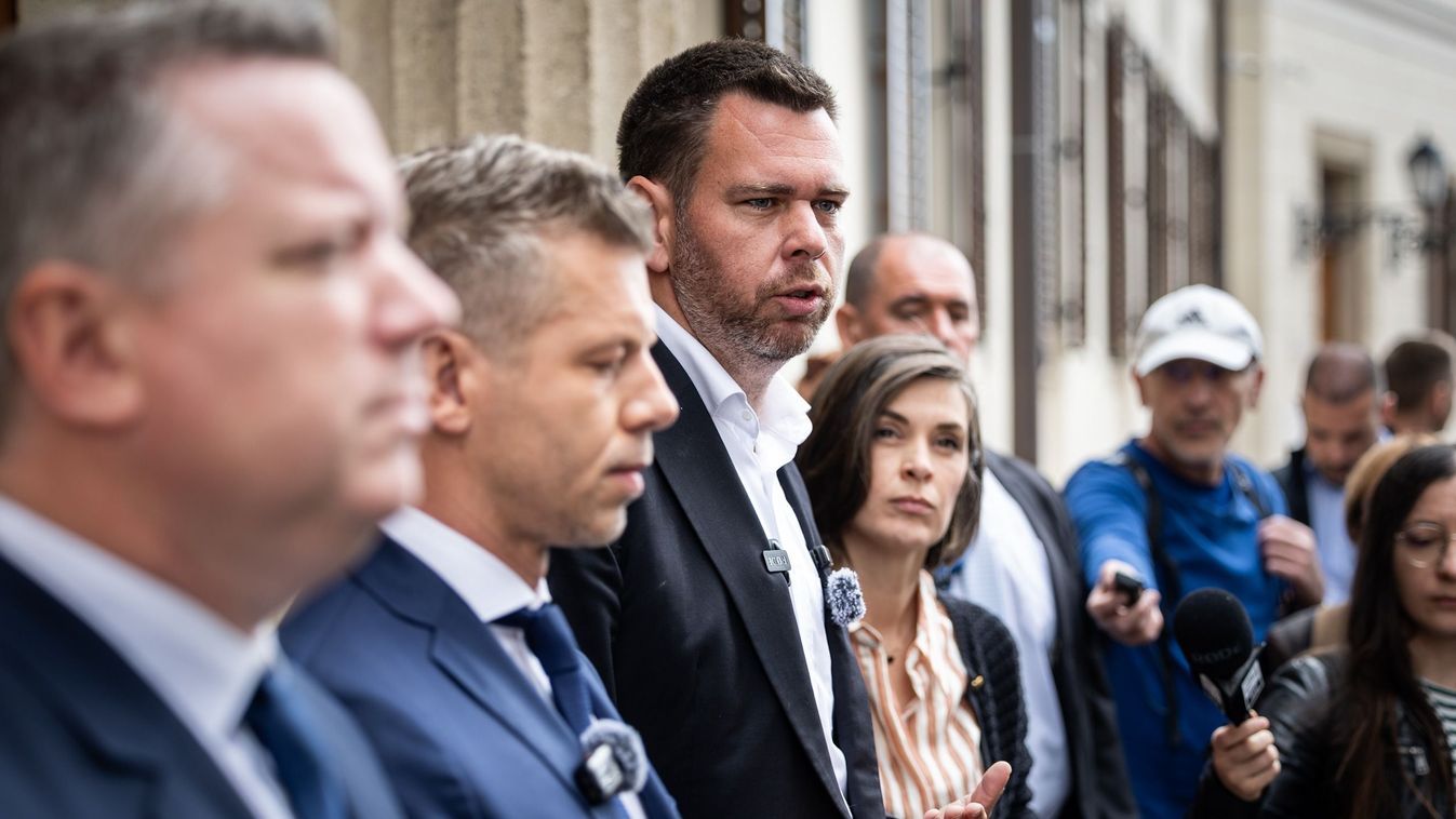 Magyar Péter megkezdte a Karmelita kolostort övező kordon lebontását

Szöveg
Budapest, 2026. május 15.

Magyar Péter miniszterelnök, Vitézy Dávid a Karmelita kolostort övező kordon lebontásán 2026. május 15-én.

Ladóczki Balázs