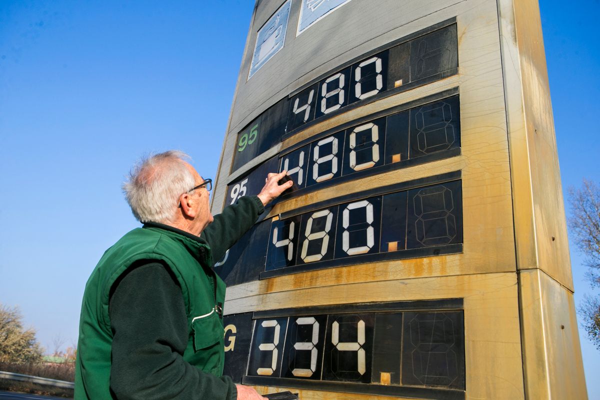20211117 Kecskemét

Tiko benzinkút, Kecskemét Halasi út.
A kormány,  kormányrendeletben határozta meg, amely szerint legfeljebb 480 forint lehet a benzinutakon a 95-ös benzin és az alapgázolaj literenkénti ára. 

Fotó: Bús Csaba BS
Petőfi Népe