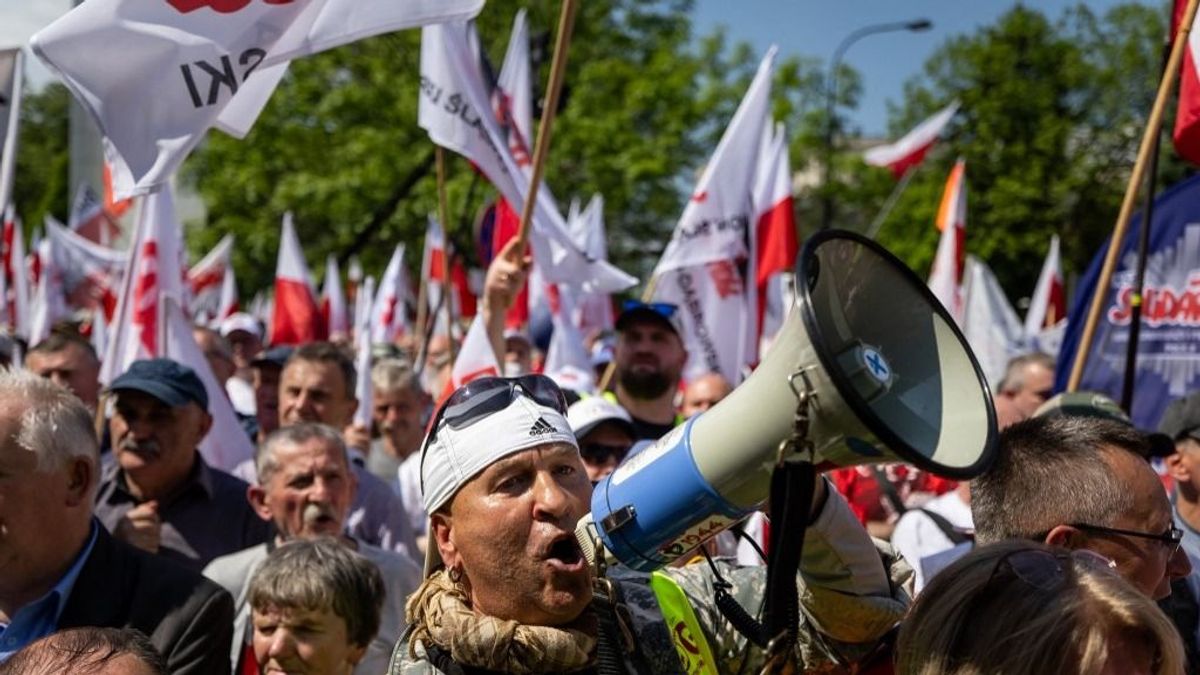A valóság kimaradt a promóvideókból: tömegek tüntettek Tusk ellen, miközben Magyar Péterrel tárgyalt + videók