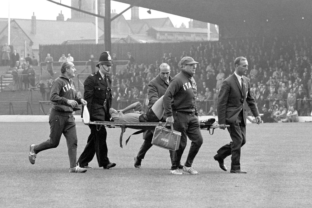1966 Olaszország Észak-Korea
1966 labdarúgó világbajnokság

Italy's Giacomo Bulgarelli is stretchered off injuredNo Use UK. No Use Ireland. No Use Belgium. No Use France. No Use Germany. No Use Japan. No Use China. No Use Norway. No Use Sweden. No Use Denmark. No Use Holland