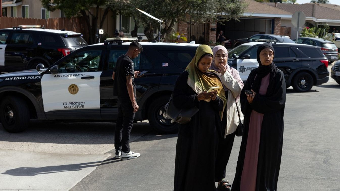 Nők várnak hírekre egy családegyesítő központ előtt a dél-kaliforniai San Diego-i Iszlám Központban történt lövöldözés után (Fotó: AFP)