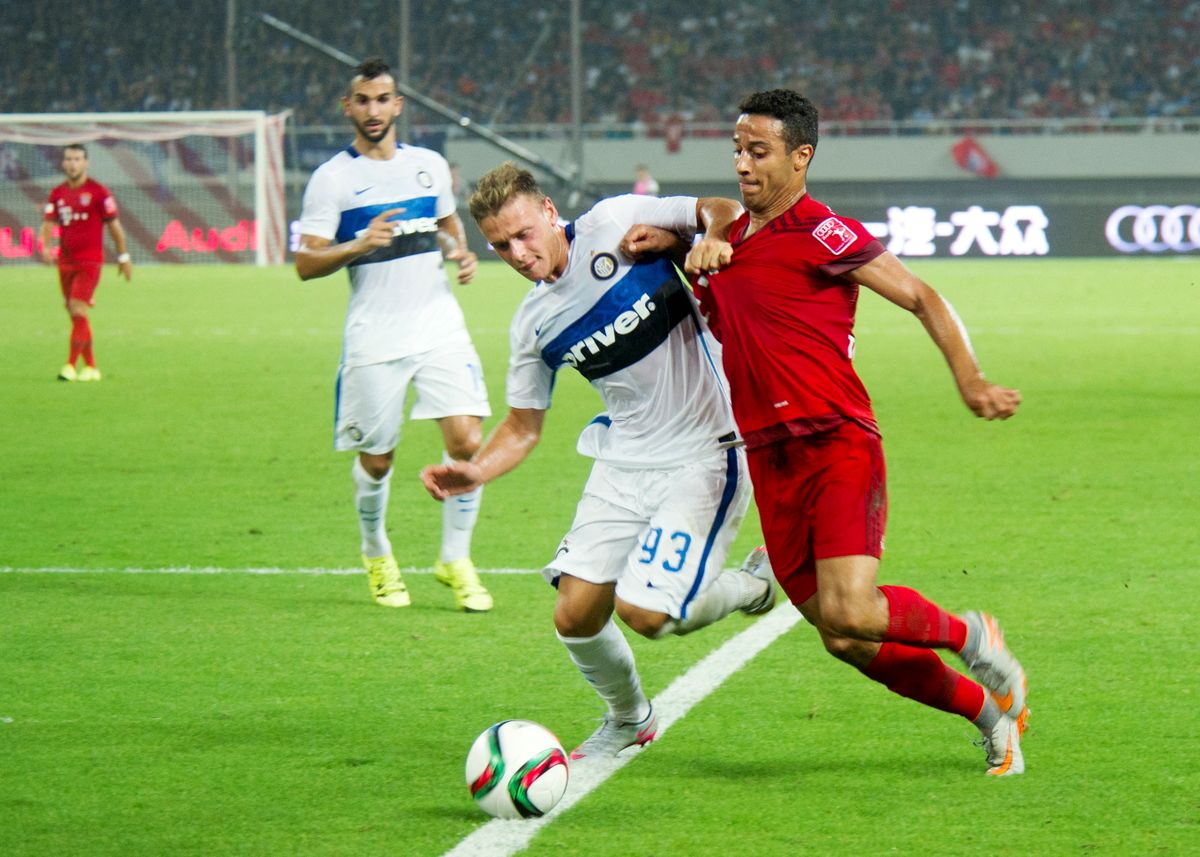 Dimarco a Bayern München spanyol játékosával, Thiago Alcantarával küzd a labdáért, még 2015-ben