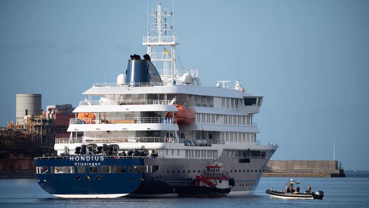 Megérkezett Tenerifére a halálos vírussal fertőzött hajó