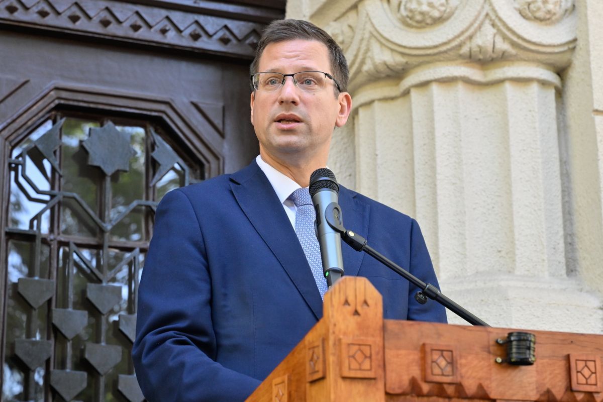 Budapest, 2026. április 25.
Gulyás Gergely, a Miniszterelnökséget vezető miniszter beszédet mond Hegedűs Loránt író, a Dunamelléki Református Egyházkerület egykori püspöke szobrának avatásán Budapesten, a református zsinati székház kertjében 2026. április 25-én.
MTI/Máthé Zoltán