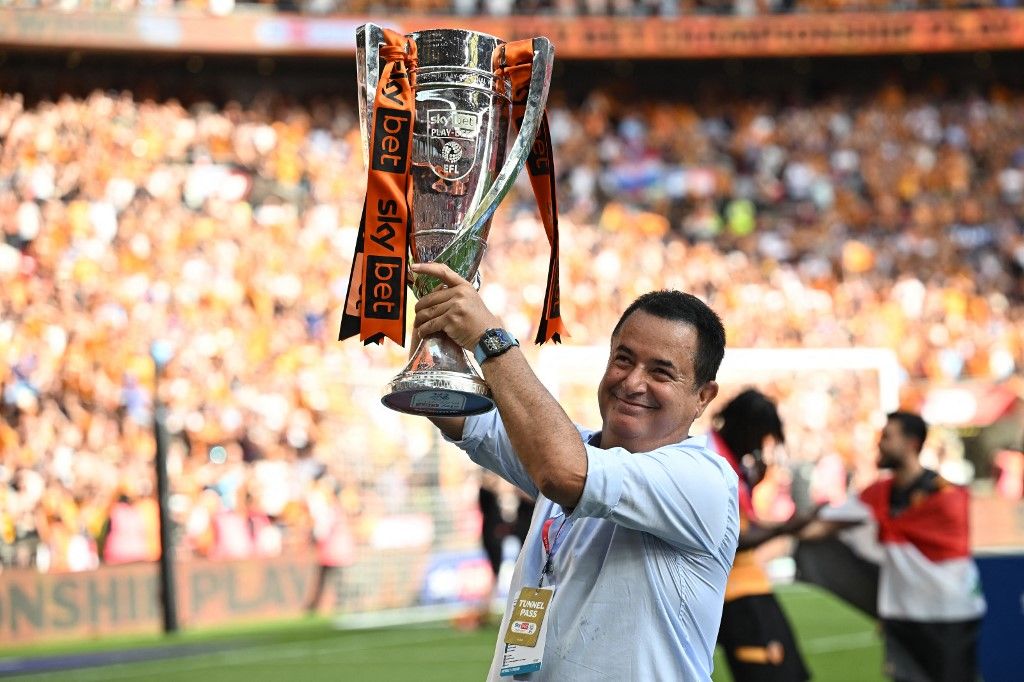 Acun Ilicali, a Hull City török tulajdonosa a Premier League-be jutást érő trófeával