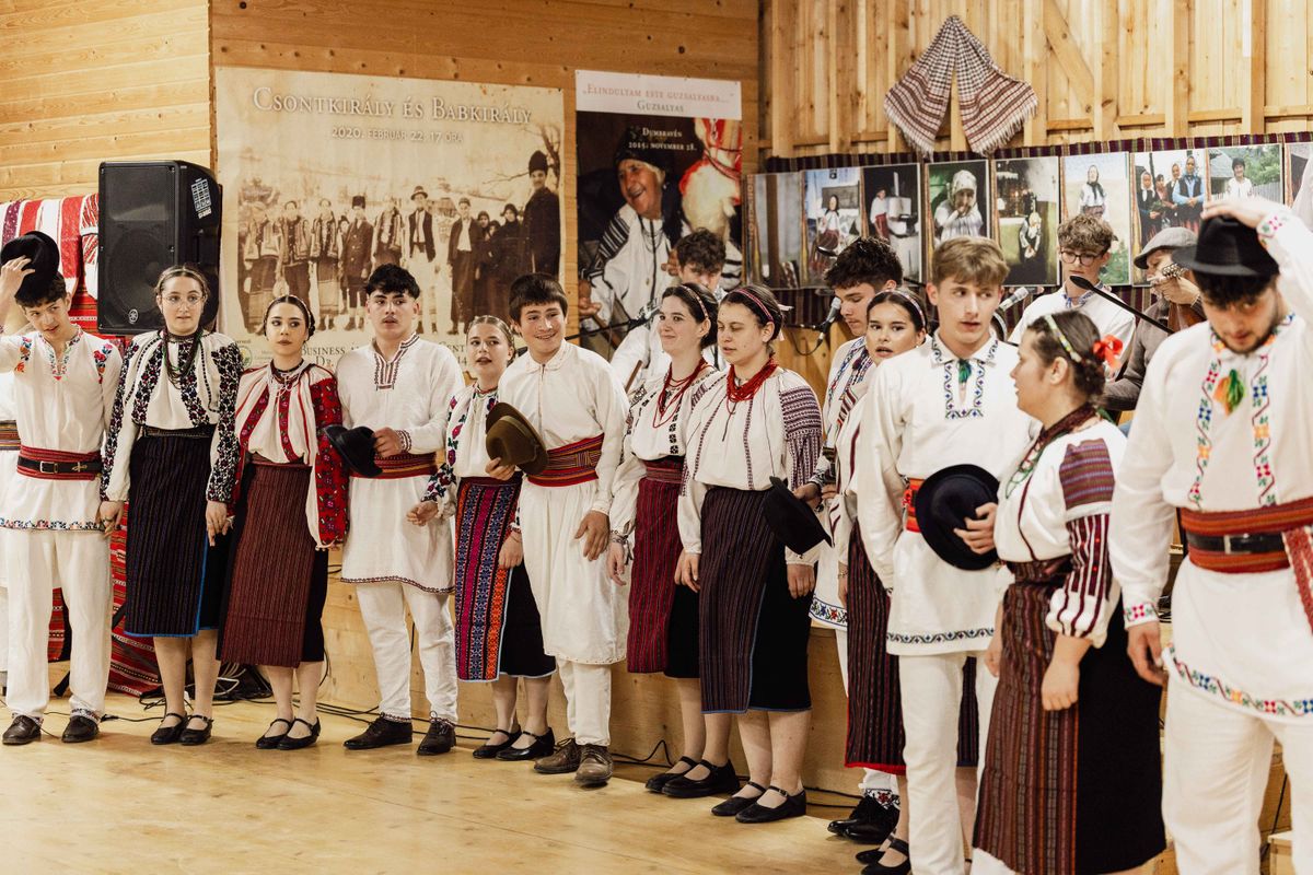 Csángó fiatalok előadása a moldvai Lábnyikon (Fotó: Boncsarovszky Péter)
