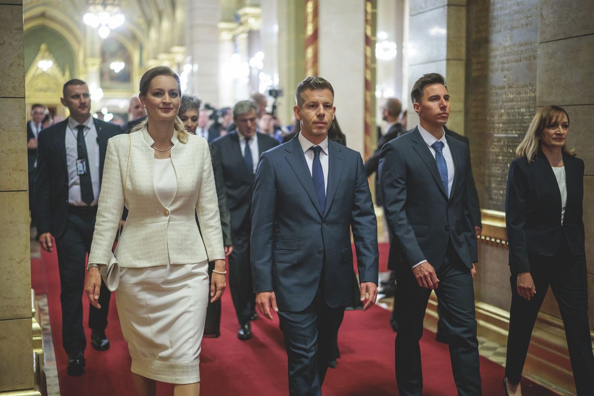 20260509 Budapest
Országgyűlés Alakuló Ülés
Megalakult az új Országgyűlés
Az országgyűlési választás eredményeként a Tisztelet és Szabadság Párt (Tisza Párt) 141, a Fidesz–KDNP 52, a Mi Hazánk pedig hat mandátumot szerzett a 199 fős parlamentben.
Parlament Országház
Fotó: Németh András Péter NAP
MW
A képen: bevonulás
Forsthoffer Ágnes házelnök
Magyar Péter miniszterelnök
Radnai Márk képviselő Tisza Párt, a párt operatív működésért felelős alelnöke
Bujdosó Andrea Anna a Tisza Párt országgyűlési képviselője és parlamenti frakcióvezetője