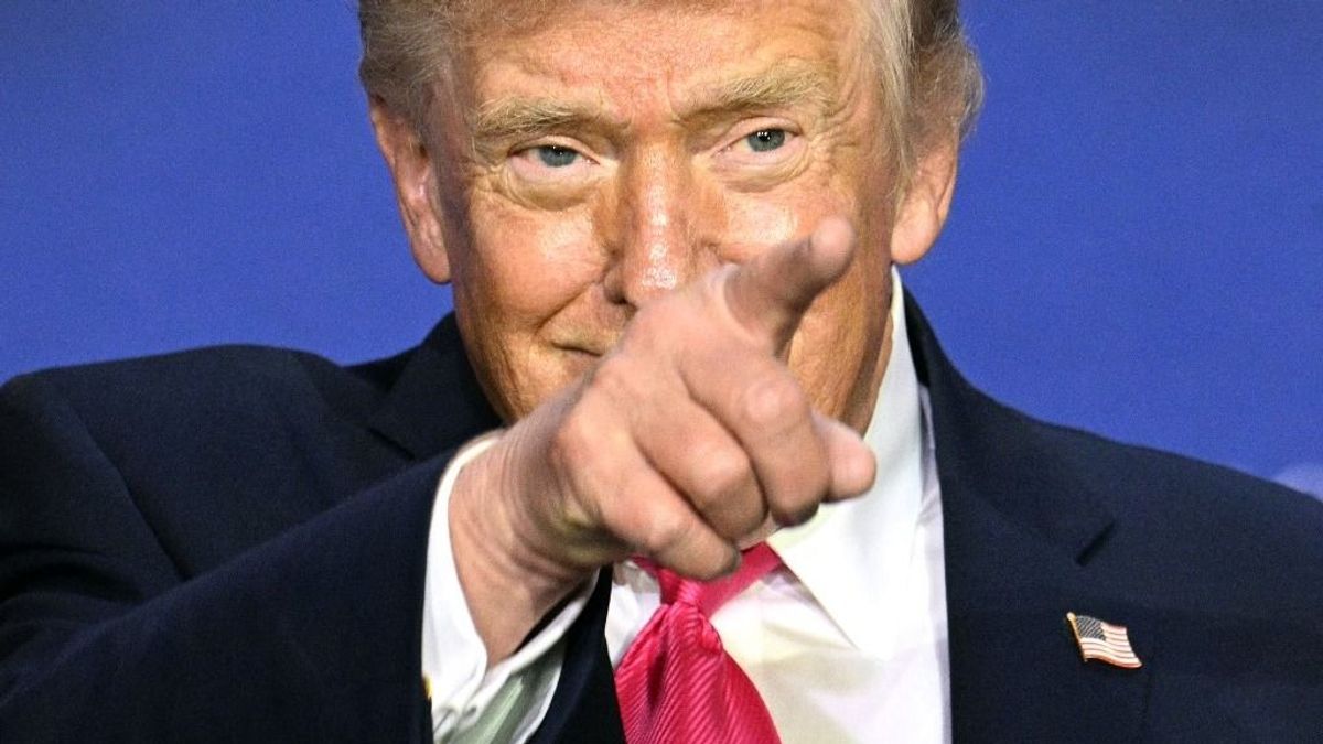 Trump pontot tett a háború végére, Zelenszkij feje fölött összecsaphatnak a hullámok