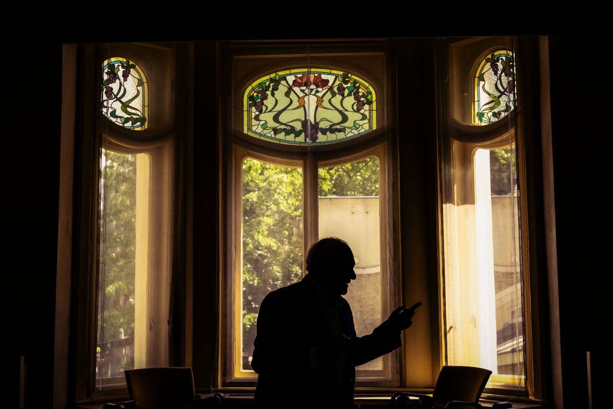 Szabó András műgyűjtő 50 éve gyűjt Zsolnay kerámiákat és XX. századi festményeketResoart Villa tulajdonosa