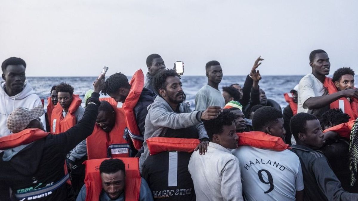 Görögország riadót fújt: félmillió migráns várakozik Líbiában, hogy átkelhessen a Földközi-tengeren át Európába + videó