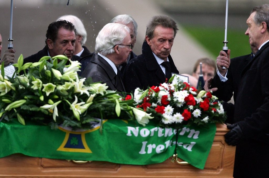 Scotish ex-footballer and friend Dennis Law (2nd R) former Northern Ireland manager Billy Bingham (C) and Northern Ireland ex-footballer Gerry Armstrong (L) next to the coffin of football legend George Best as it stand infront of the Stormont Parliament building before to be carried up for the funeral ceremony in Belfast, Northern Ireland 03 December 2005. Best, 59, who had been in hospital since the beginning of October, died on November 25, 2005.  AFP PHOTO/ NICOLAS ASFOURI (Photo by NICOLAS ASFOURI / AFP)
