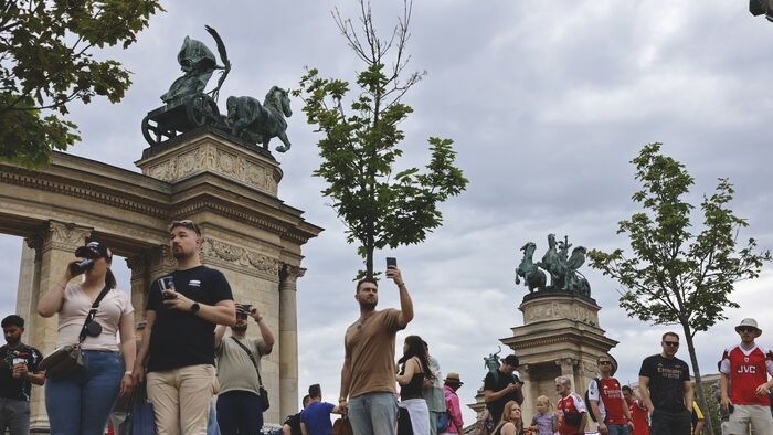 A budapesti BL-döntőre érkezett szurkolók itt éppen a Hősök terén