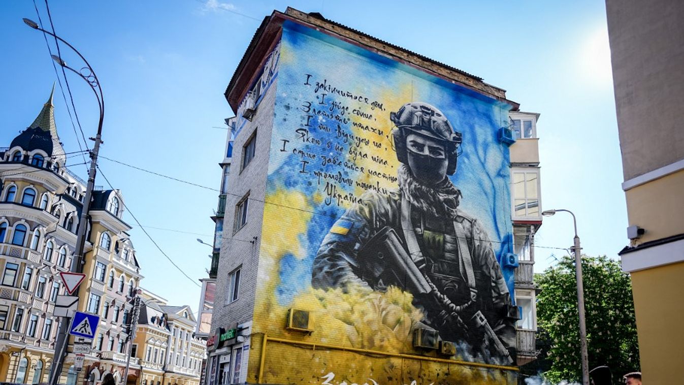 Egy ukrán női katonát ábrázoló hatalmas falfestmény (Fotó: AFP)