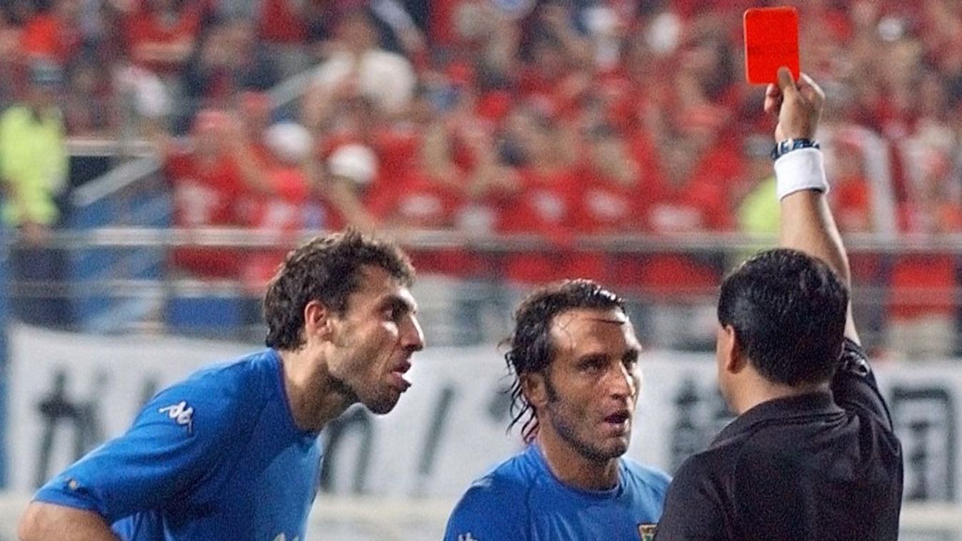 Christian Vieri (balra) és  Angelo Di Livio nem hiszi el amit lát, az ecuadori bíró, Moreno meg végzi a dolgát a 2002-es labdarúgó-világbajnokságon az olaszok és a koreaiak összecsapásán