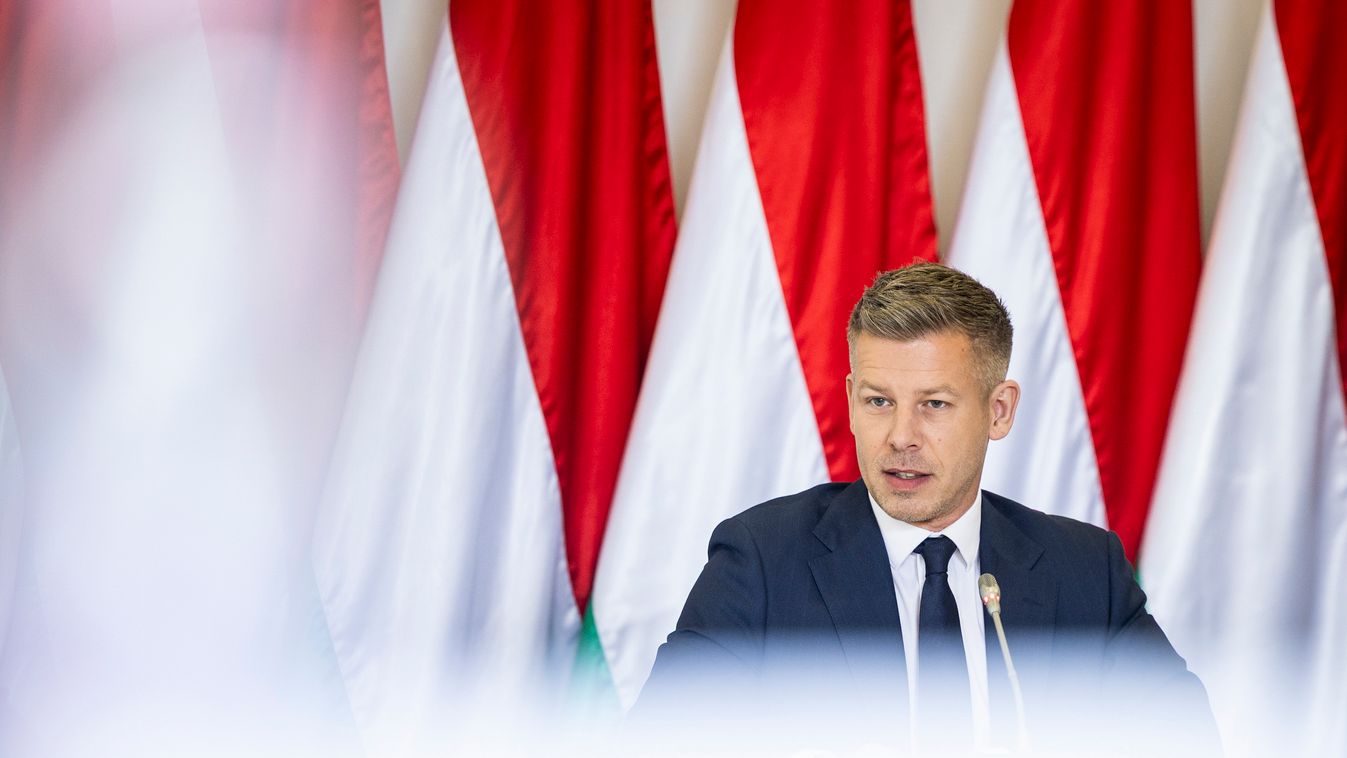 Ópusztaszer, 2026. május 13.

A Tisza-kormány első, kihelyezett ülése az Ópusztaszeri Nemzeti Történeti Emlékparkban 2026. május 13-án. Szemben középen Magyar Péter miniszterelnök.