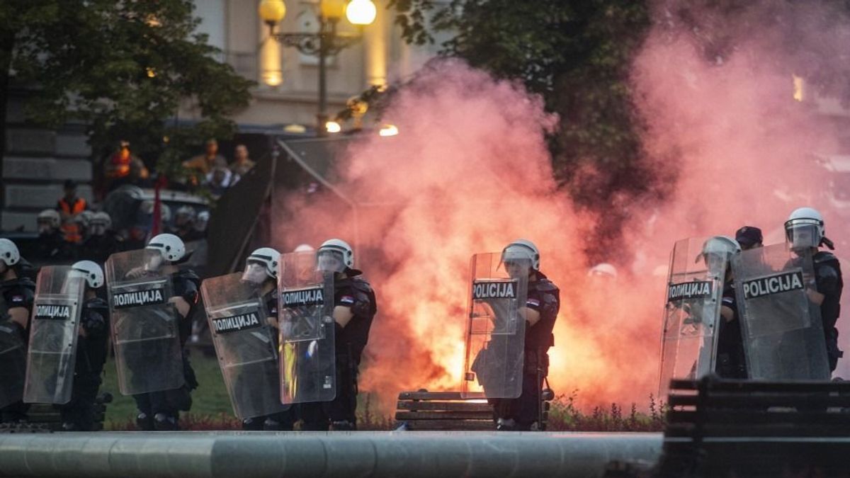 Huligánok terrorizálják a tüntetőket Szerbiában, de mi közük a szervezett bűnözéshez?
