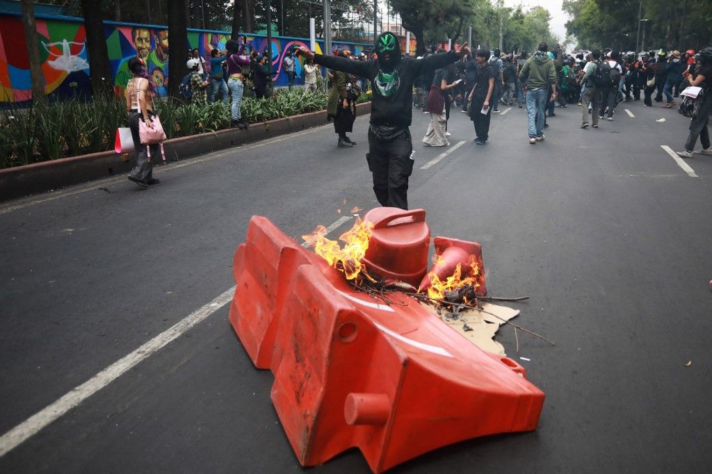 MEXICO CITY, MEXICO - JUNE 11: Demonstrators clash with riot police near Banorte Stadium during the World Cup opener, in Mexico City, Mexico on June 11, 2026. Thousands of demonstrators marched toward Banorte Stadium to protest against the World Cup, while some clashed with riot police outside the stadium where the World Cup opener was taking place. Daniel Cardenas / Anadolu (Photo by Daniel Cardenas / Anadolu via AFP)
