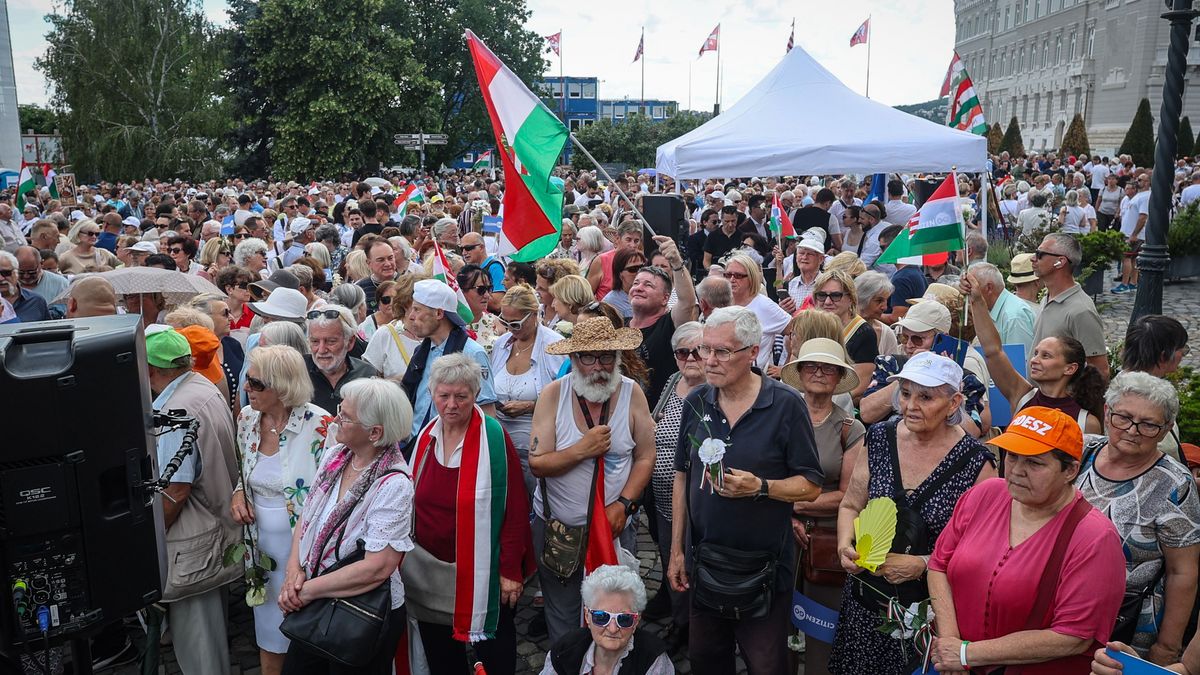 Elkezdődött a szimpátiatüntetés a Sándor-palotánál – Kövesse nálunk élőben! + videó