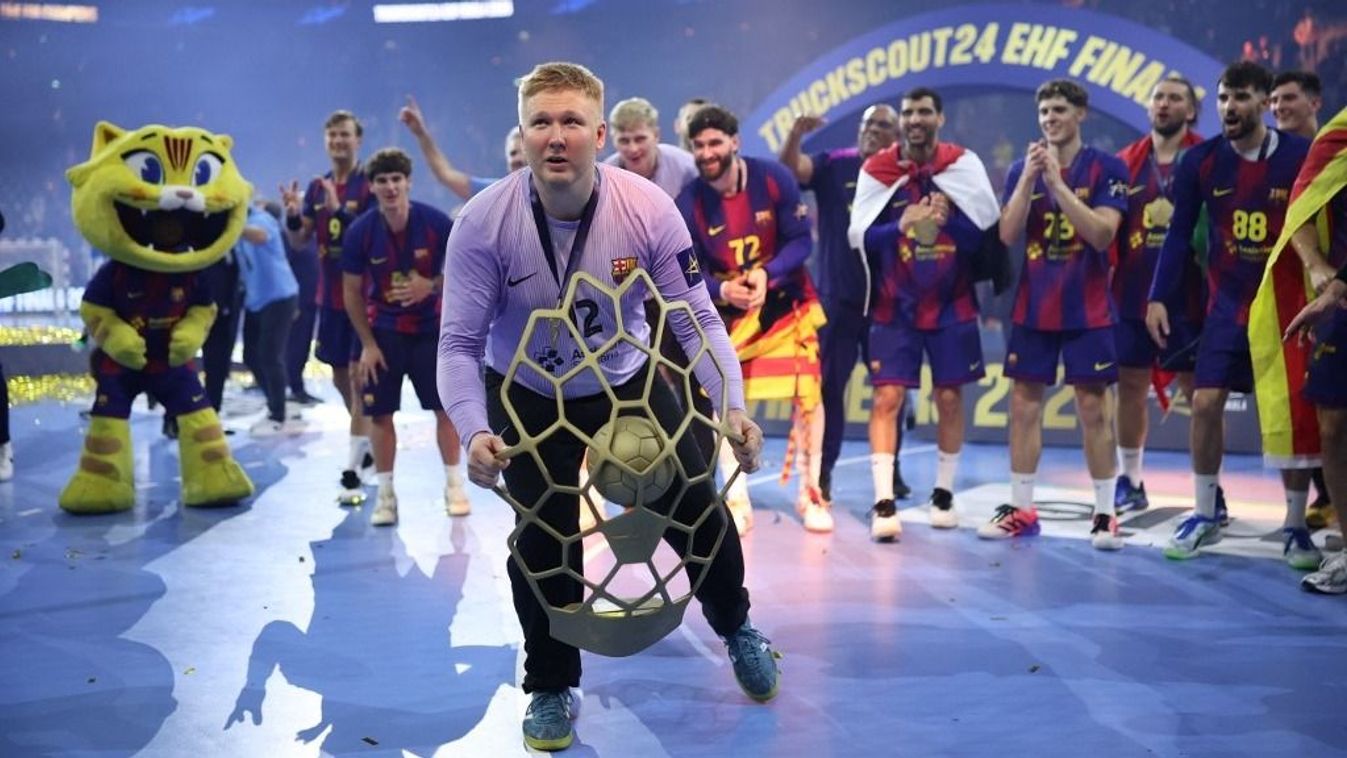 kézilabda, FC Barcelona's Danish goalkeeper #12 Emil Nielsen (C) and his teammates celebrate with the trophy after winning the EHF Men's Handball Champions League Final 4 final between Barca and Fuechse Berlin in Cologne, western Germany on June 14, 2026