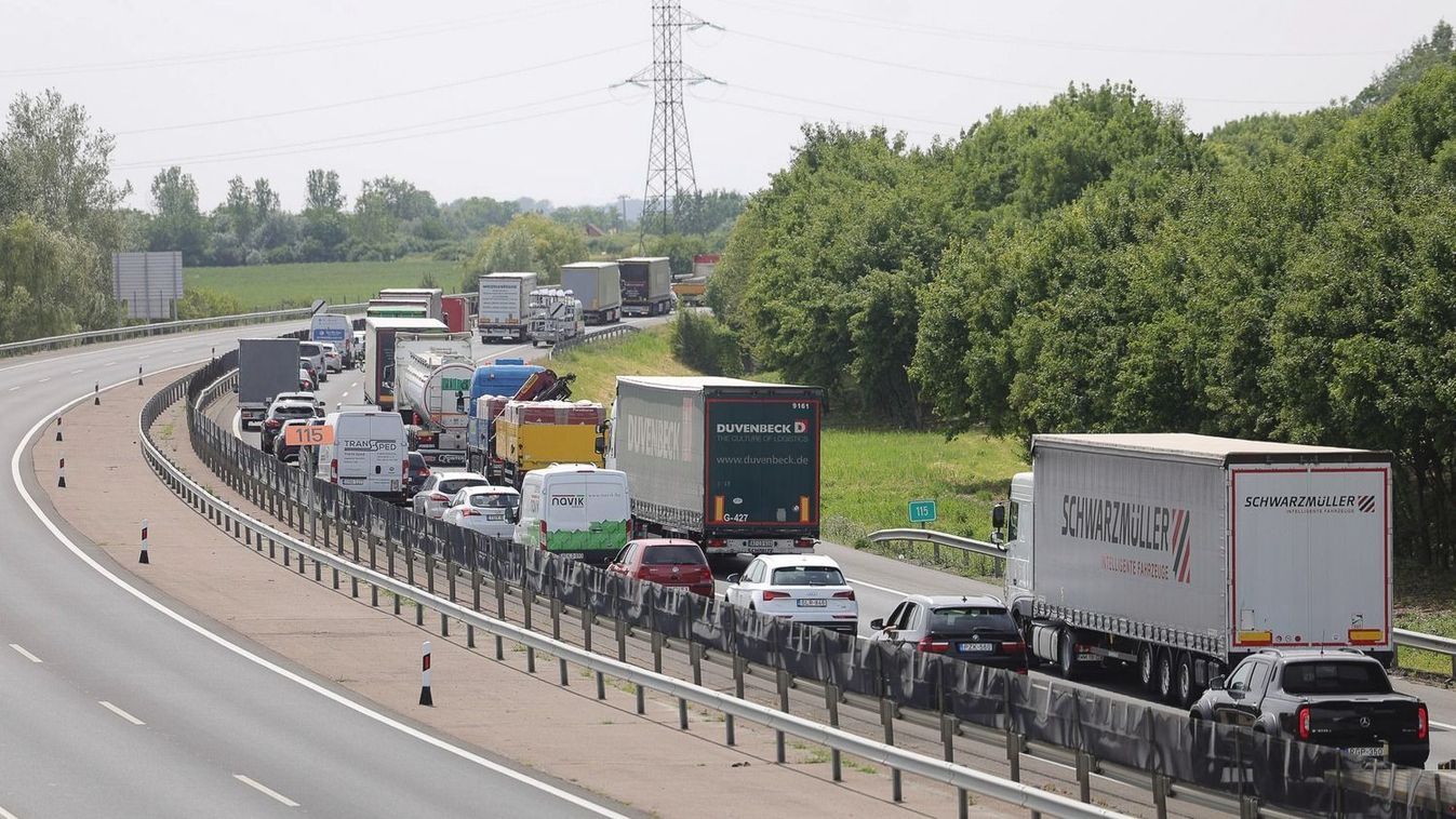 20250623 Füzesabony
Megdöbbentő baleset  
M3-as autópályán Füzesabony térségében: egy autós a hídon hagyta járművét, majd leugrott az autópályára.

Fotó: Huszár Márk  HM
Heves Megyei Hírlap  HMH 

A képen: torlódás 
forgalmi dugó

illusztráció 
