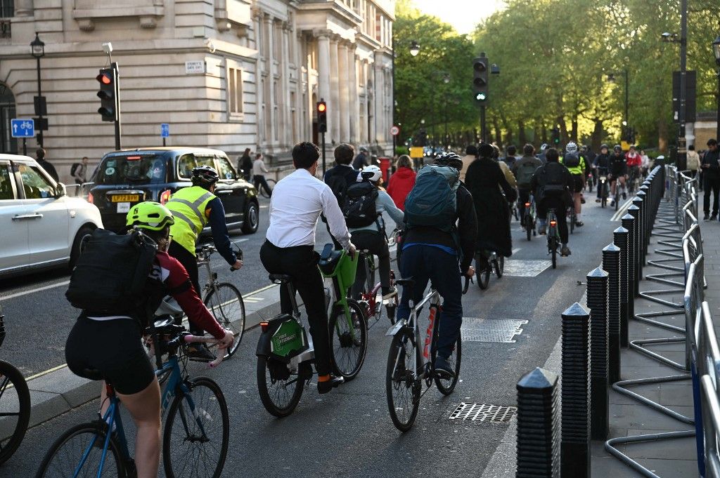LONDON, UNITED KINGDOM - APRIL 23: People ride a bicycle as underground workers went on strike over a dispute regarding pay and working conditions in London, United Kingdom on April 23, 2026. Strike by London Underground drivers is set to cause widespread disruption across the UK capital over four days, after last-minute talks failed to take place. Rasid Necati Aslim / Anadolu (Photo by Rasid Necati Aslim / Anadolu via AFP)