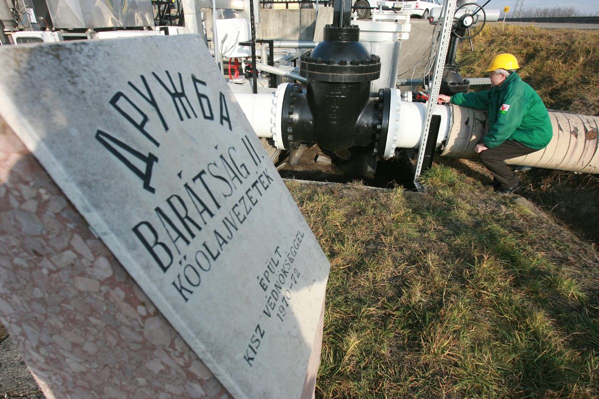 Százhalombatta, 2007. január 9. A Mol Nyrt. Dunai Finomítójában a Barátság kõolajvezeték fogadóállomása. Leállt január 8-án este a Barátság vezetéken a kõolajszállítás Magyarországra. Az orosz cégek vis maiorral indokolják az európai vállalatokkal szembeni szerzõdéses kötelezettségeik elmulasztását, azt, hogy Oroszország leállította szállításait a Fehéroroszországon át haladó Barátság vezetéken.