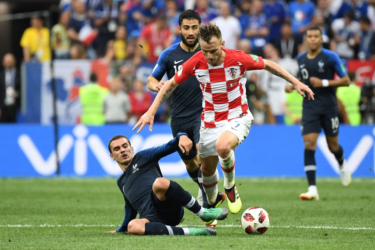 France's forward Antoine Griezmann (L) vies with Croatia's midfielder Ivan Rakitic during the Russia 2018 World Cup final football match between France and Croatia at the Luzhniki Stadium in Moscow on July 15, 2018. (Photo by Kirill KUDRYAVTSEV / AFP) / RESTRICTED TO EDITORIAL USE - NO MOBILE PUSH ALERTS/DOWNLOADS